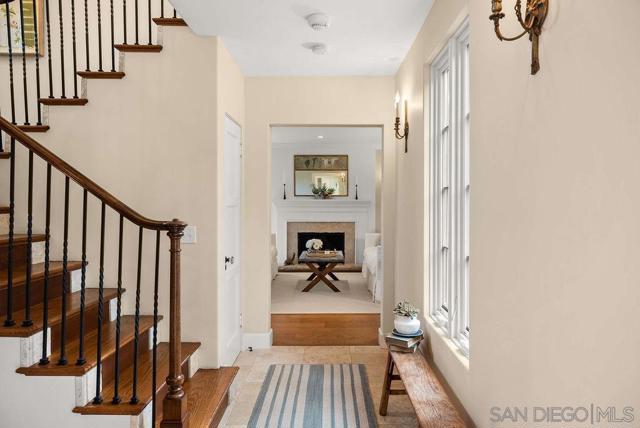 7725 Whitefield Pl, La Jolla CA: https://media.crmls.org/mediaz/c9983d42-bd59-472f-908a-edce4b42141c.jpg