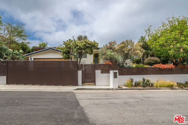 6570 Lakeridge Road, Los Angeles CA: https://media.crmls.org/mediaz/c9985c1f-32a9-48bd-a2ac-4ebf1a9ca081.jpg