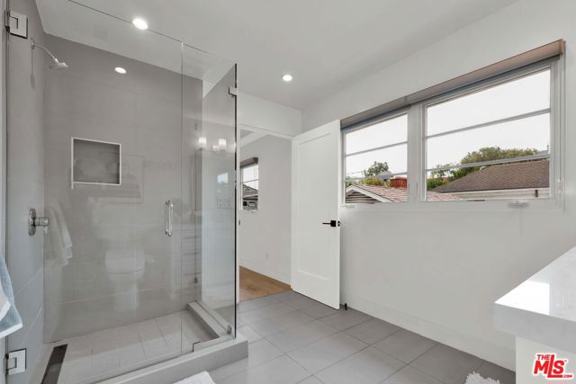 602 S Lucerne Boulevard, Los Angeles CA: https://media.crmls.org/mediaz/c99876ad-f2e6-413a-926d-959e4d87100e.jpg