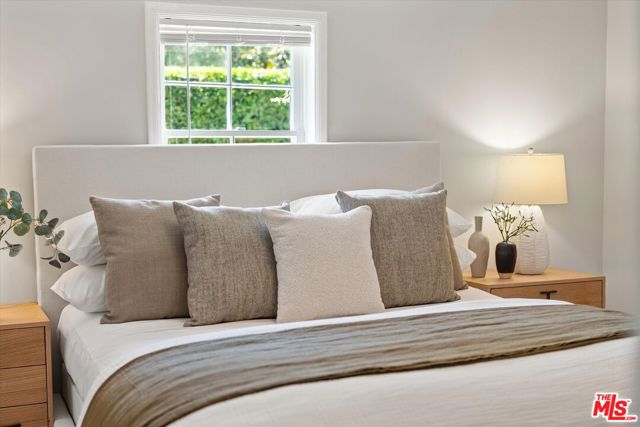560 N Croft Avenue, West Hollywood CA: https://media.crmls.org/mediaz/c99a401c-3b49-4c5a-96aa-455ccb1a61ca.jpg