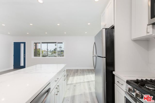 3872 Bentley Avenue, Culver City CA: https://media.crmls.org/mediaz/c99a4511-d5fb-4f7c-aa57-467c818a2263.jpg
