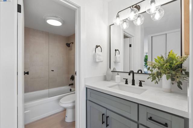 1 Kelton Ct, Oakland CA: https://media.crmls.org/mediaz/c99b7957-a0ba-4a1b-bc76-15930f9e3276.jpg