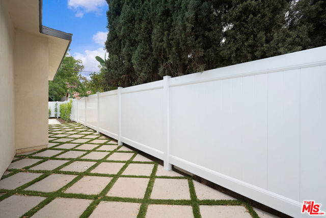 17510 Miranda Street, Encino CA: https://media.crmls.org/mediaz/c99c1909-0481-4176-8f86-4e1529599f5a.jpg