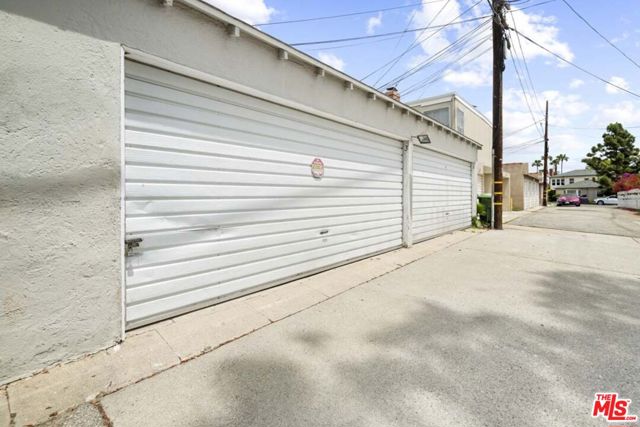 10366 Ashton Avenue, Los Angeles CA: https://media.crmls.org/mediaz/c99c598e-678a-4553-b91e-da45121b482d.jpg