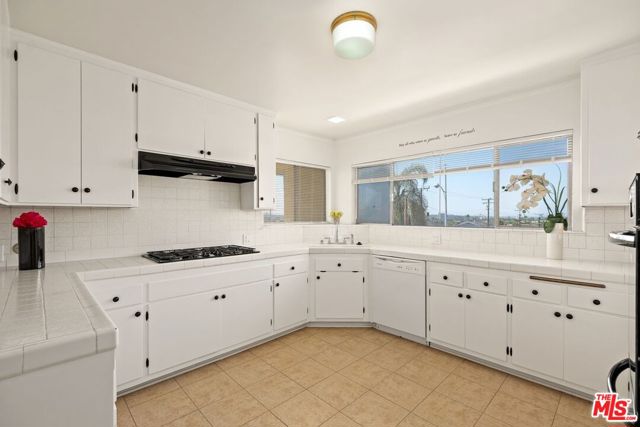 5804 S kings Road, Los Angeles CA: https://media.crmls.org/mediaz/c99dee1a-f7ec-4e27-8c4c-bceefb9bcdb8.jpg