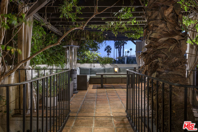 5181 Franklin Avenue, Los Angeles CA: https://media.crmls.org/mediaz/c99e250c-93fc-46cb-9374-982ebedf9ffc.jpg