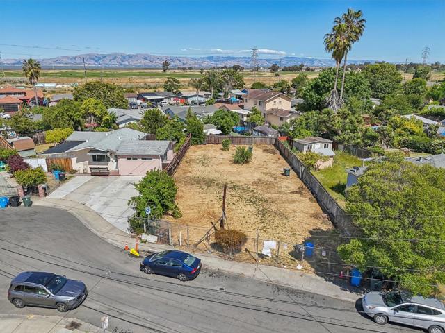 108 Lotus Way, East Palo Alto CA: https://media.crmls.org/mediaz/c99e51ce-9235-43ee-8963-84f123573bee.jpg