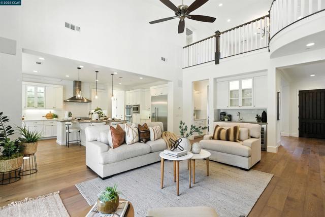 22 W Hill Way, Orinda CA: https://media.crmls.org/mediaz/c99e7f87-f394-4e2d-b41b-198c998ec4e0.jpg