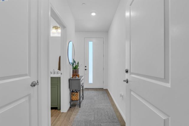 2866 Crusader st, Alameda CA: https://media.crmls.org/mediaz/c99e9276-160a-4ac2-b7b0-45ec2fabc6e0.jpg