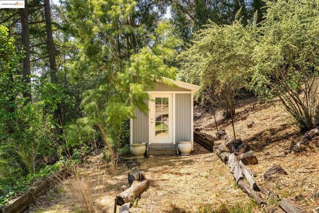 2976 Joaquin Miller Rd, Oakland CA: https://media.crmls.org/mediaz/c99ebbd3-56ca-4061-b478-5da79854ba96.jpg