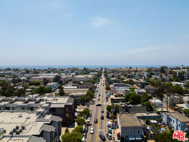 519 1/2 Rose Avenue, Venice CA: https://media.crmls.org/mediaz/c99f48de-250c-4d5d-abe2-5eaa3eeef1e9.jpg