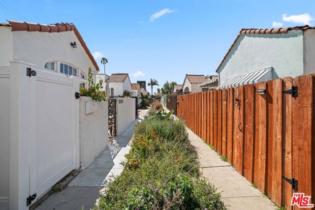 1236 1/4 N Cahuenga Boulevard, Los Angeles CA: https://media.crmls.org/mediaz/c99fa9b6-ac87-4dd7-be1d-fb5ff557698a.jpg