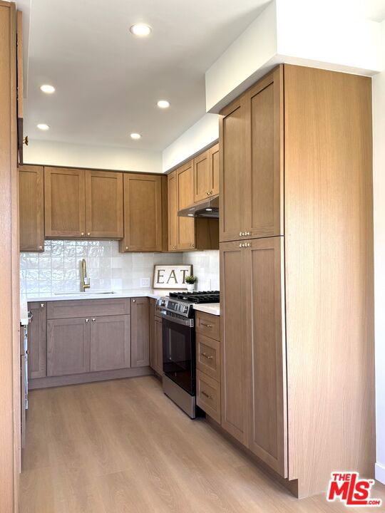 4579 Ambrose Avenue, Los Angeles CA: https://media.crmls.org/mediaz/c99fc971-27a8-4cb8-9d22-9e1febdcbbca.jpg