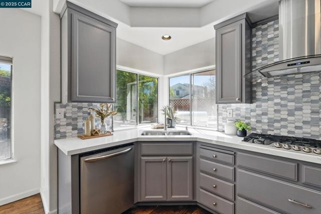 30300 Meridien Cir, Union City CA: https://media.crmls.org/mediaz/c9a0940b-a9b1-4a17-9278-6436e95a4e9a.jpg