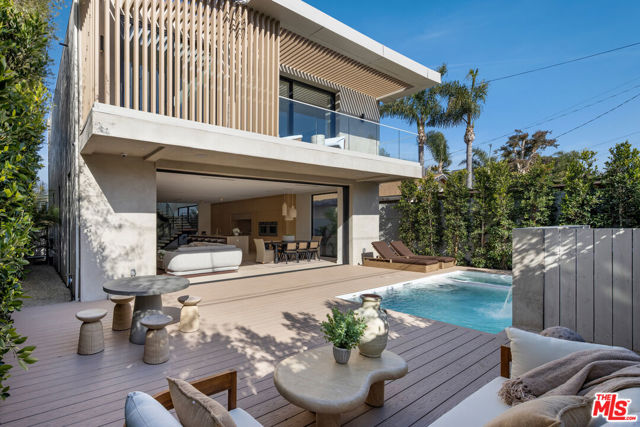 2459 Glyndon Avenue, Venice CA: https://media.crmls.org/mediaz/c9a1ad87-7dfe-4b14-85e4-dcc4aa2d3941.jpg