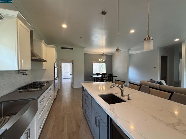 121 Blue Oak Ct, Copperopolis CA: https://media.crmls.org/mediaz/c9a23a70-4db9-4bd4-85ea-19e899552eec.jpg