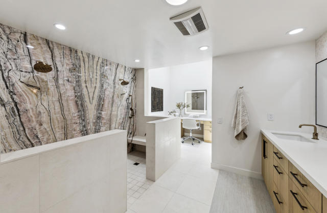 44970 Desert Horizons Drive, Indian Wells CA: https://media.crmls.org/mediaz/c9a2b10f-33eb-4de7-b3f2-c2d8ab91afa8.jpg