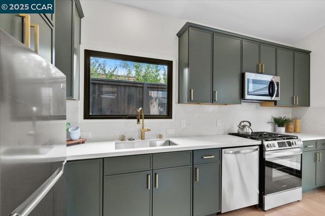1045 Kains Ave, Albany CA: https://media.crmls.org/mediaz/c9a46f59-26e2-463c-9f9f-3eade127a84d.jpg