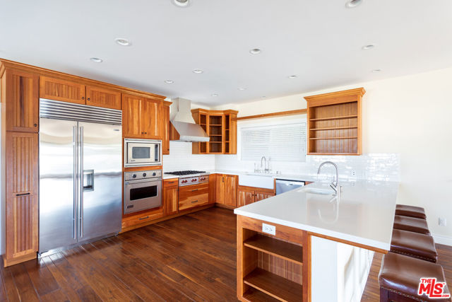 702 Pacific Ave., Venice CA: https://media.crmls.org/mediaz/c9a4c25e-0e68-44df-b966-2b6fce7bedfb.jpg