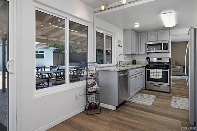 Detail Gallery Image 14 of 43 For 5676 Chateau Dr, San Diego,  CA 92117 - 7 Beds | 3/2 Baths