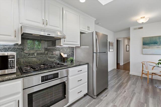 539 Los Ninos Way, Los Altos CA: https://media.crmls.org/mediaz/c9a61730-3113-480e-afef-eba39827fa5f.jpg