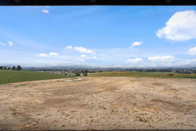 3000 Coppa Court, Hollister CA: https://media.crmls.org/mediaz/c9a63630-38ca-422b-8e56-718c7fb98e4f.jpg