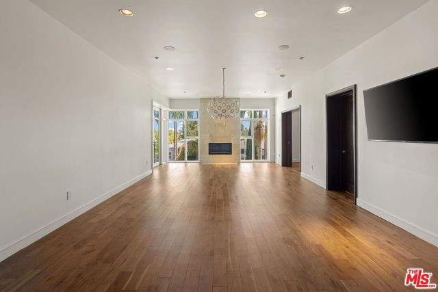 447 North Doheny Drive, 305 photo 28