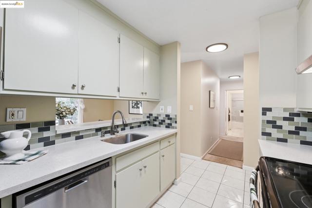 2632 Warring St, Berkeley CA: https://media.crmls.org/mediaz/c9a72db9-71fd-4f31-8b1e-4a07db378f67.jpg