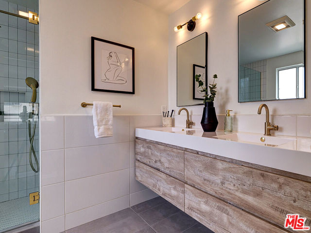 422 W Avenue 37, Los Angeles CA: https://media.crmls.org/mediaz/c9a7c7f7-730d-434d-ba2c-f7d554f1f227.jpg