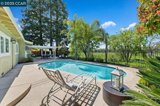 9461 Thunderbird Pl, San Ramon CA: https://media.crmls.org/mediaz/c9a804b7-1f33-4e89-8fc3-55fe3be083e4.jpg