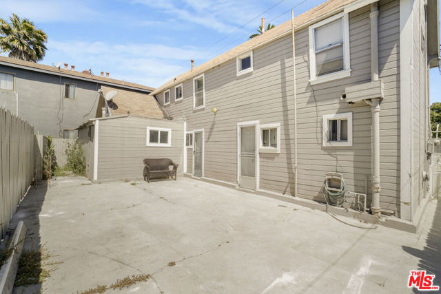 1060 E 6th Street, Long Beach CA: https://media.crmls.org/mediaz/c9a848d3-442f-4992-9c00-44d1caf89794.jpg