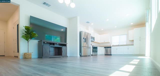 3805 Havengate Way, Sacramento CA: https://media.crmls.org/mediaz/c9a88653-d428-439d-920a-400adfadeced.jpg