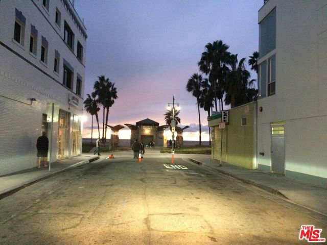 29 Brooks Avenue, Venice CA: https://media.crmls.org/mediaz/c9a8ed01-d224-475d-a47e-1b0df1c83d43.jpg
