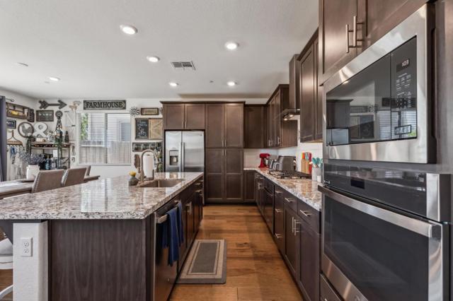 8906 Upbeat Way, Elk Grove CA: https://media.crmls.org/mediaz/c9aacd07-cfd9-4502-9c5e-b812653c269f.jpg