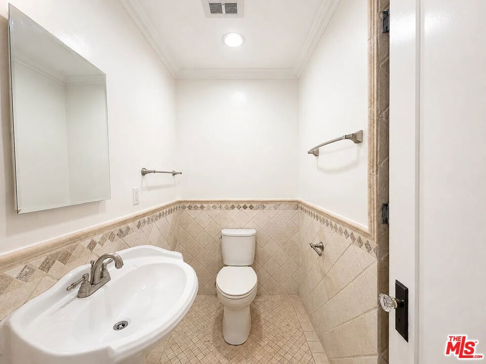 https://media.crmls.org/mediaz/c9aafcbb-2299-4bc7-a02b-a6ce6f004022.jpg?preset=X-Large