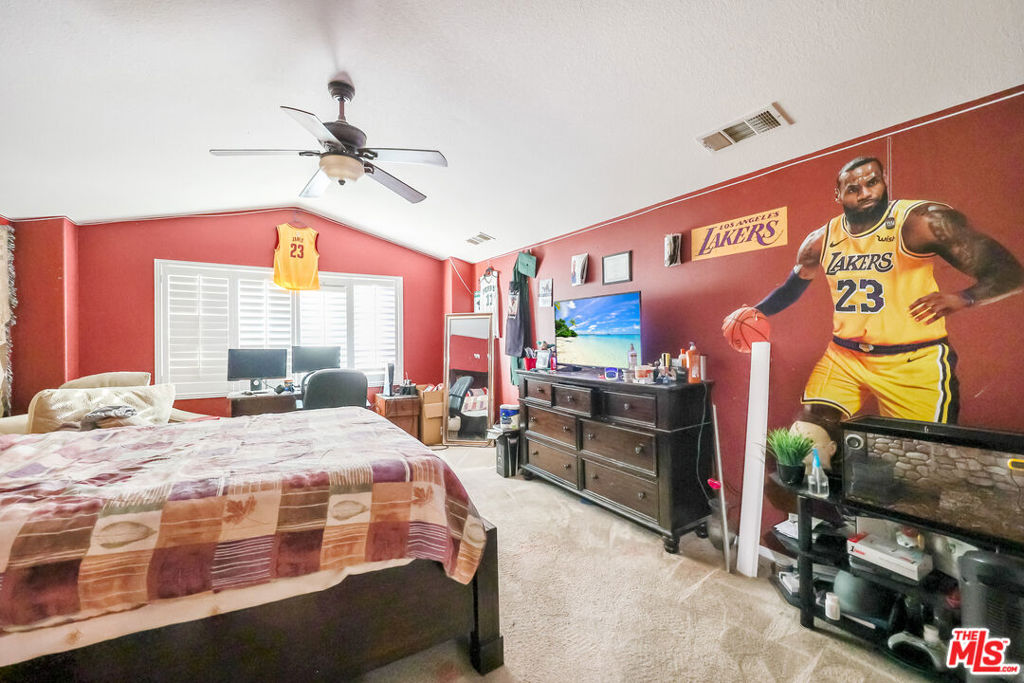 https://media.crmls.org/mediaz/c9ab1188-2408-4355-a7c0-456e45641e44.jpg?preset=X-Large
