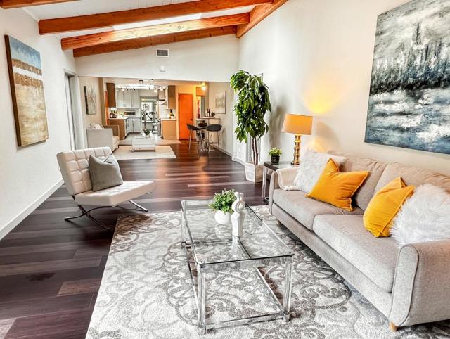315 King Street, Redwood City CA: https://media.crmls.org/mediaz/c9ab2239-fbd3-4f2f-beba-da08ad642249.jpg