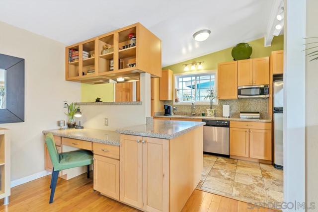 3031 Larkin Pl, San Diego CA: https://media.crmls.org/mediaz/c9ab85a7-9e50-4e22-ac98-a0ce896d03a6.jpg