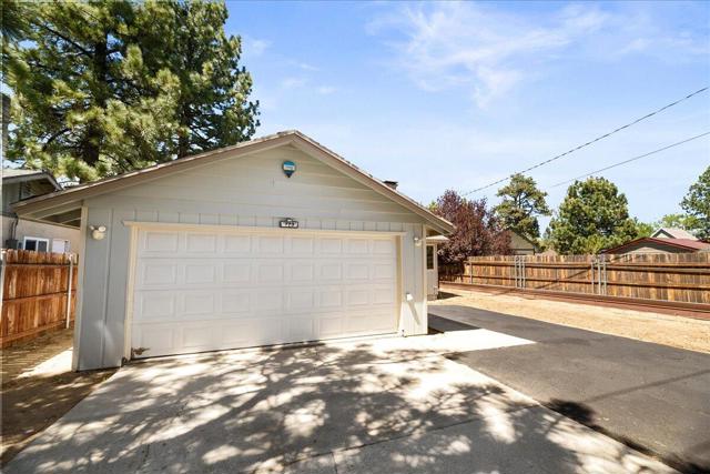 773 W Aeroplane Boulevard, Big Bear CA: https://media.crmls.org/mediaz/c9abaae9-eec2-48d7-8114-350dfe7e6cb5.jpg