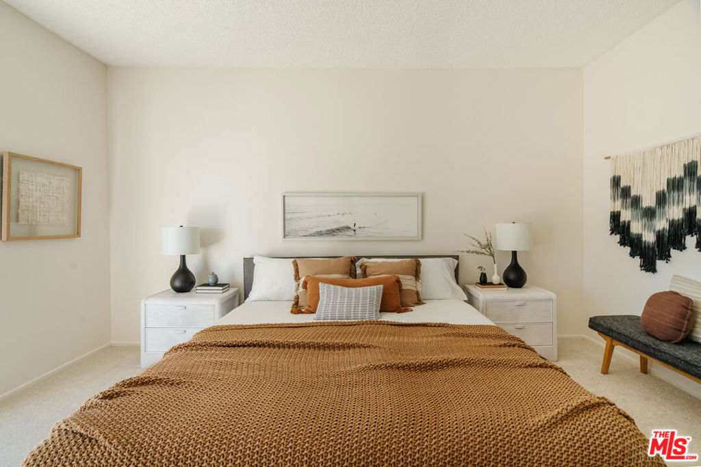 https://media.crmls.org/mediaz/c9ad0543-82d8-4d87-936d-b32eedb69330.jpg?preset=X-Large