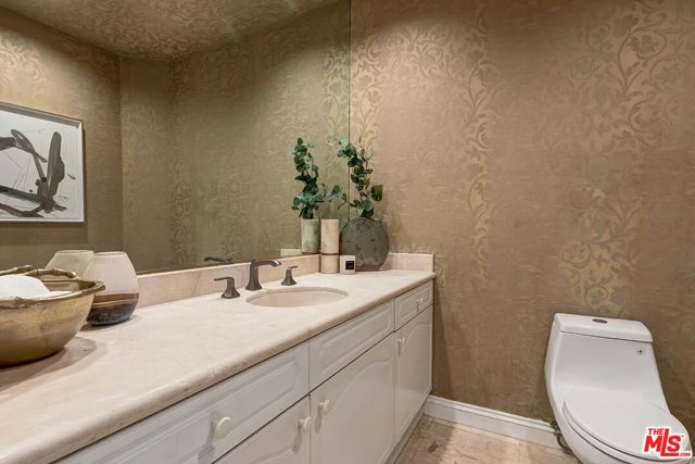 110 N Oakhurst Drive, Beverly Hills CA: https://media.crmls.org/mediaz/c9af6cba-ba2c-4692-aa2c-05af2b287d71.jpg