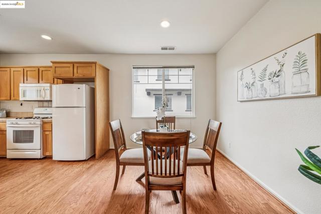 1861 Parkside Dr, Concord CA: https://media.crmls.org/mediaz/c9af73e9-42f7-4e1f-ac4a-0a9f7725e3c8.jpg