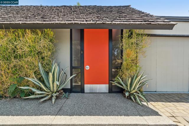 232 Clyde Dr, Walnut Creek CA: https://media.crmls.org/mediaz/c9affd4d-cb83-4206-a277-4003cc8aafd5.jpg
