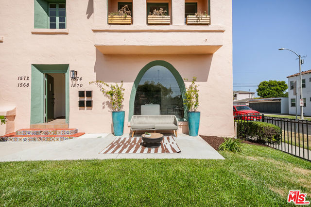 1570 S Hayworth Avenue, Los Angeles CA: https://media.crmls.org/mediaz/c9b04013-5cea-4771-8a08-1639dd105413.jpg