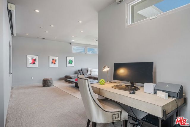 13042 W North Icon Circle, Playa Vista CA: https://media.crmls.org/mediaz/c9b13a96-18e2-4af5-8c72-bbb1f018e70f.jpg