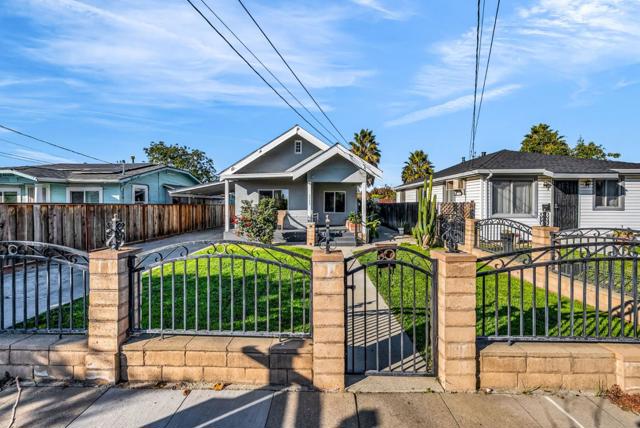 1539 E San Fernando Street, San Jose CA: https://media.crmls.org/mediaz/c9b1f0c4-de9d-4851-a99a-b26852e16008.jpg