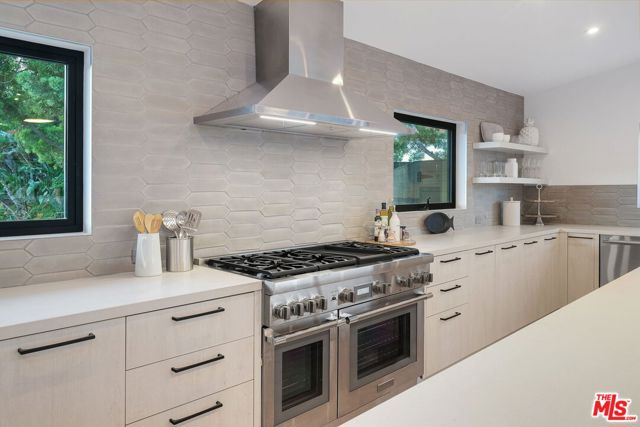 8400 Edwin Drive, Los Angeles CA: https://media.crmls.org/mediaz/c9b3ce5b-fe90-4bb4-99b6-226b66ba427b.jpg