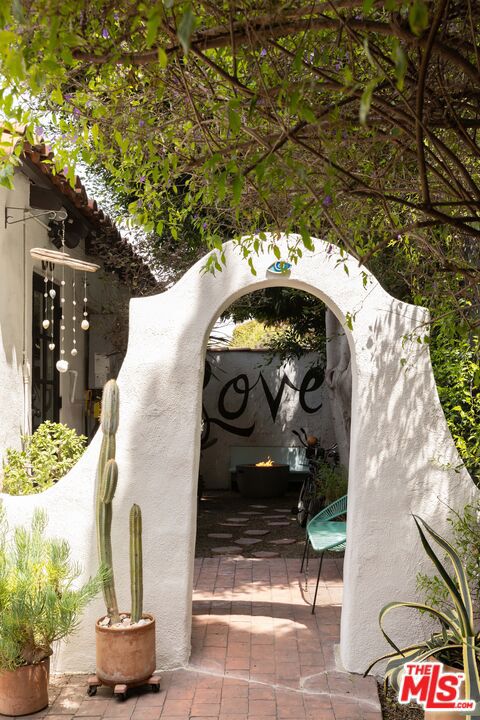1012 Superba Avenue, Venice CA: https://media.crmls.org/mediaz/c9b4a93e-0393-4a32-9b9c-571825a4700c.jpg