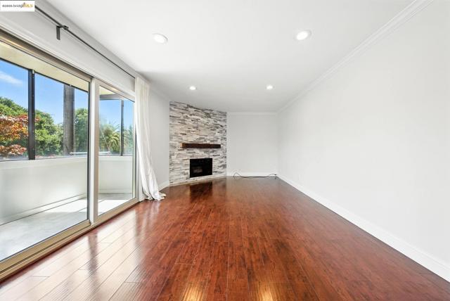 567 Oakland Ave., Oakland CA: https://media.crmls.org/mediaz/c9b51d0f-dbe7-48dd-a751-bd1376df27ed.jpg