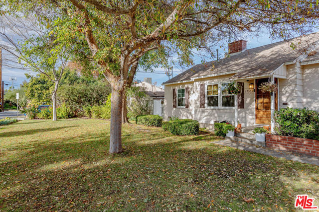 11559 Cumpston Street, North Hollywood CA: https://media.crmls.org/mediaz/c9b67002-d4d6-45d3-9c5a-ba224f06ddaa.jpg